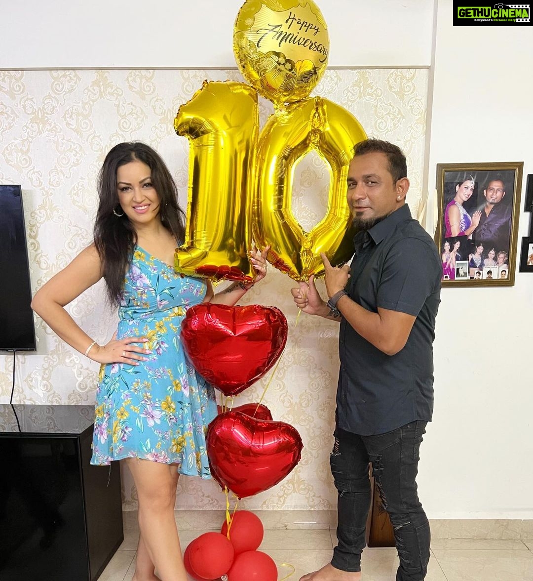 Maryam Zakaria Instagram - ❤️🥳 #aboutlastnight #happyanniversary @arvindchoreographer @realaryanthakur @rockycutie2021 #family #love #goldenretriever #dog #cute #doglover #familygoals #actress #influencer #lifestyle #fashion #glam Mumbai, Maharashtra
