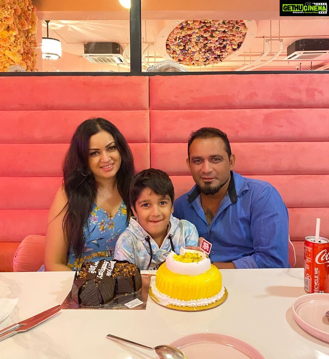 Maryam Zakaria Instagram - ❤️🥳 #aboutlastnight #happyanniversary @arvindchoreographer @realaryanthakur @rockycutie2021 #family #love #goldenretriever #dog #cute #doglover #familygoals #actress #influencer #lifestyle #fashion #glam Mumbai, Maharashtra