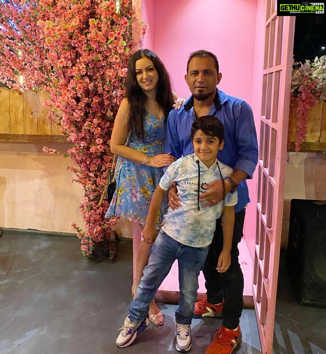 Maryam Zakaria Instagram - ❤️🥳 #aboutlastnight #happyanniversary @arvindchoreographer @realaryanthakur @rockycutie2021 #family #love #goldenretriever #dog #cute #doglover #familygoals #actress #influencer #lifestyle #fashion #glam Mumbai, Maharashtra