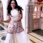 Maryam Zakaria Instagram - We all want ❤️……!!! Watch till the end 😘 @silverbell.networks . . #trendingreels #reels #transition #beautifuldestinations #jaipur #iwant #reelsinstagram #reelitfeelit #dance #bollywoodactress #influencer #indianwear