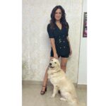 Maryam Zakaria Instagram - Strike a pose with @rockycutie2021 😍 . . #aboutlastnight #style #pose #blackoutfit #goldenretriever #doglover #glam #influencer #actress #model #maryamzakaria #outfit #fashion Mumbai, Maharashtra
