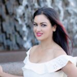 Maryam Zakaria Instagram - Saturday vibe 😀 . . #smile #photography #photoshoot #pose #tbt #model #actress #influencer #whitedress #glam