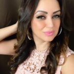 Maryam Zakaria Instagram - Good morning 🌞❤️ . . #selfietime #makeuplover #eyemakeup #eyeliner #hairstyle #lookoftheday #makeup #actress #model #influencer #glam #pinklips Mumbai, Maharashtra