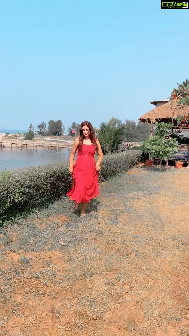 Maryam Zakaria Instagram - This song is super cute 😍 . . #reels #trending #dance #reelsinstagram #reelitfeelit #goa #vactionmode Goa