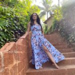 Maryam Zakaria Instagram - “By getting lost in nature, you get closer to finding yourself” ❤️ . . #beautifulplaces #goa #nature #pose #photoshoot #travelphotography #dress #slitdress #fashion #style #model #actress #influencer Goa