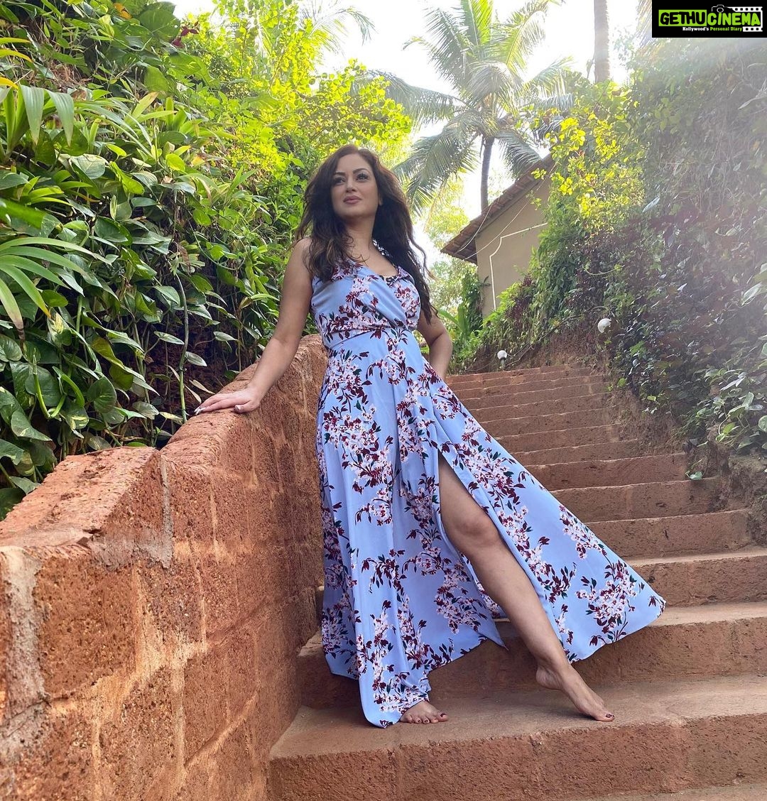 Maryam Zakaria Instagram - “By getting lost in nature, you get closer to finding yourself” ❤️ . . #beautifulplaces #goa #nature #pose #photoshoot #travelphotography #dress #slitdress #fashion #style #model #actress #influencer Goa
