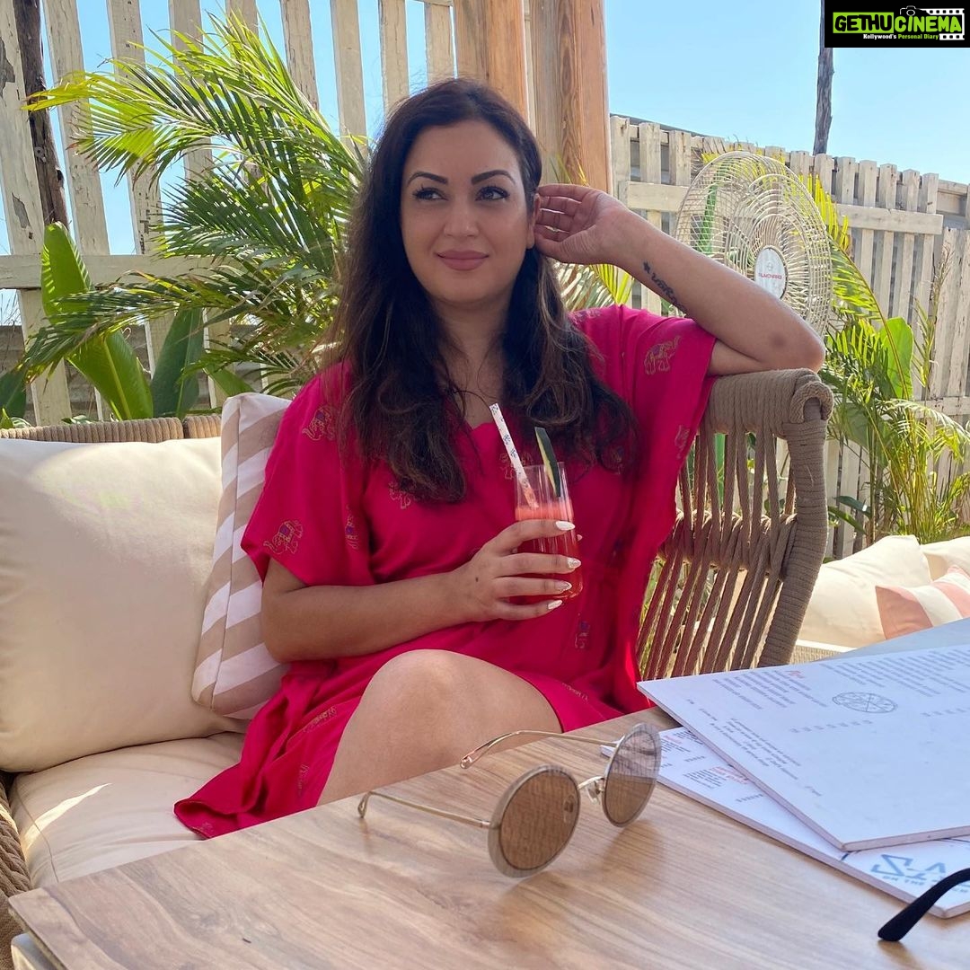 Maryam Zakaria Instagram - So much needed this vacation 🏖😀🙏 . . #goa #holiday #travelphotography #traveldiaries #funtime #beach #beautifuldestinations #feelgood #actress #influencer Morjim