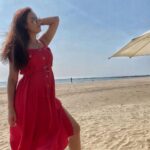 Maryam Zakaria Instagram - Beautiful beach 😍🏖🌞 . . #goa #morjim #holiday #travelphotography #traveldiaries #beach #reddress #style #fashion #influencer #actress Morjim