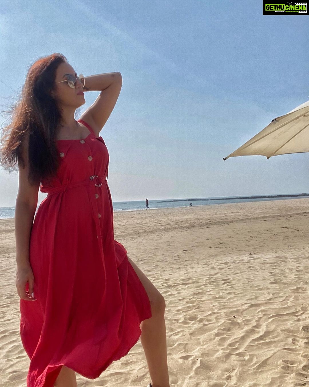 Maryam Zakaria Instagram - Beautiful beach 😍🏖🌞 . . #goa #morjim #holiday #travelphotography #traveldiaries #beach #reddress #style #fashion #influencer #actress Morjim