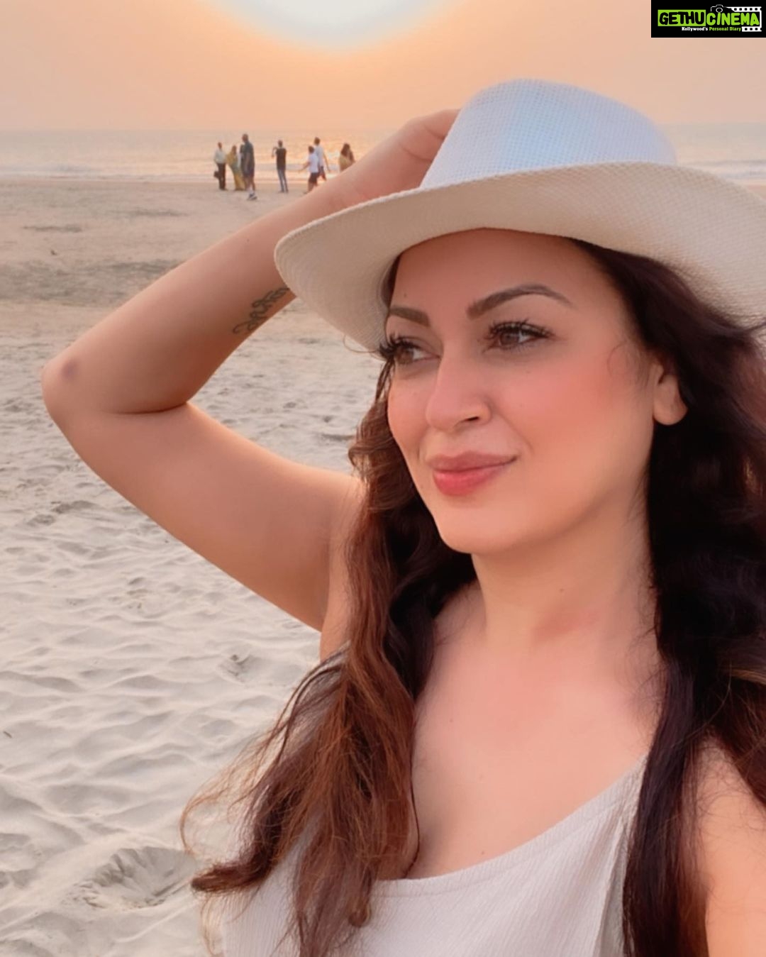 Maryam Zakaria Instagram - Beautiful sunset 😍 . . #sunset #selfie #beach #goa #holiday #travelphotography #traveldiaries #actress #influencer Morjim