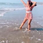 Maryam Zakaria Instagram - Dancing in the 🏖 💦 😄#paanipaani #remix #reels #reelsinstagram #reelitfeelit #beach #dance #goa #holiday Mandrem, Goa, India