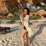 Maryam Zakaria Instagram - Sun-kissed 🌞😘 🏖 . . #goa #beach #beautifuldestinations #beautiful #vaction #holiday #sun #loveit #photoshoot #travelphotography #model #actress #beachwear #influencer #maryamzakaria Ashvem Beach