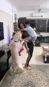 Maryam Zakaria Instagram - I just had to share this video with you guys😂😂😂❤️❤️❤️ #myboys #cutnessoverload #puppy #motherslife #goldenretriever #dog #reels Mumbai, Maharashtra