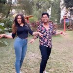 Maryam Zakaria Instagram - We are late with this trend but hey hey clap clap for us 😄😜 #trendingreels #trend #reels #dance #fun #reelitfeelit #reelsinstagram Mumbai, Maharashtra