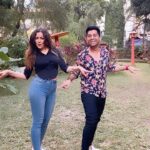 Maryam Zakaria Instagram – We are late with this trend but hey hey clap clap for us 😄😜 
#trendingreels #trend #reels #dance #fun #reelitfeelit #reelsinstagram Mumbai, Maharashtra