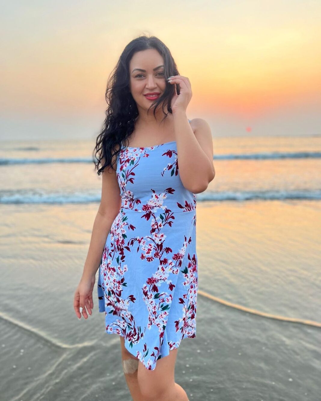 Maryam Zakaria Instagram - I am into sunset nowadays 😍🌞🏖 📍Morjim . . #beachphotography #travel #traveldiaries #travelphotography #goa #beach #vaction #maryamzakaria #summerdress #beachwear