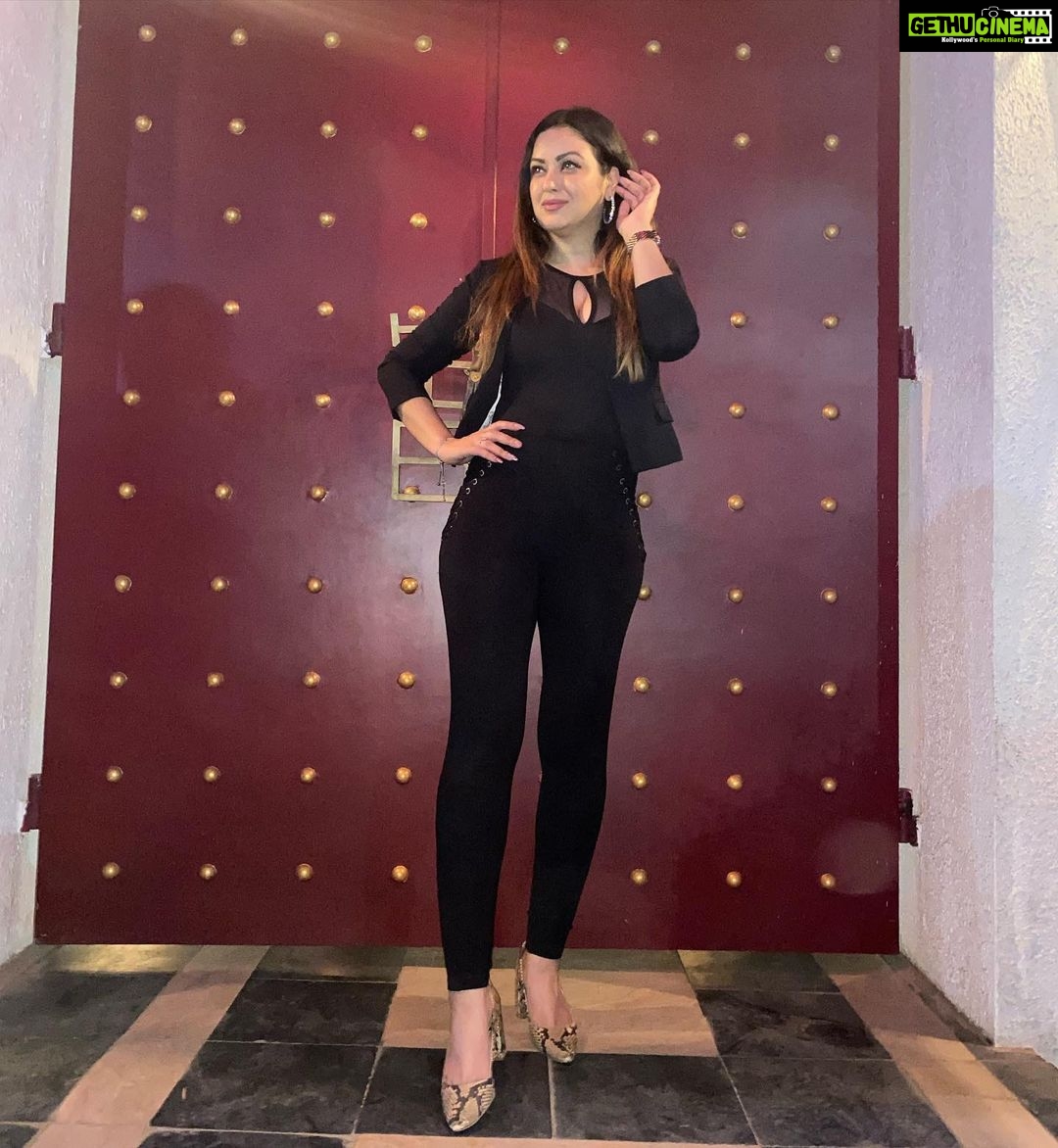 Maryam Zakaria Instagram - ❤️ . . #nightout #style #pose #fashion #blackoutfit Mumbai, Maharashtra