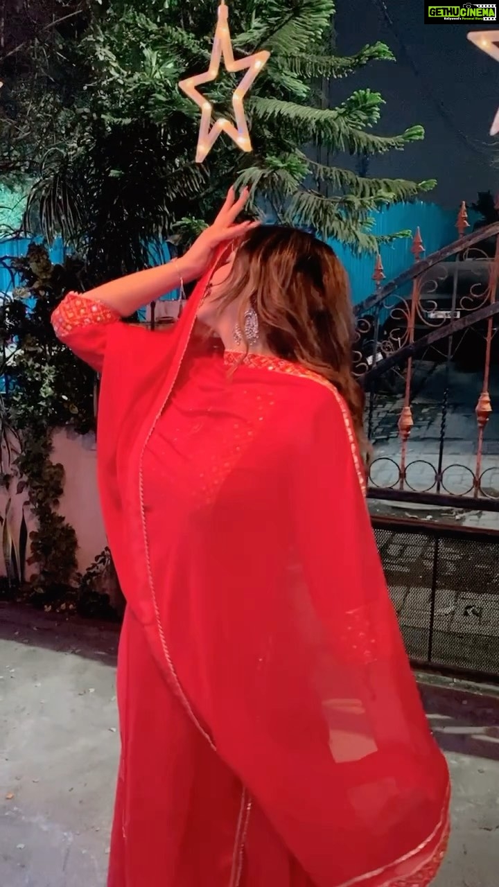 Maryam Zakaria Instagram - Love to wear indian cloths 😍 #indianwear #reels #reelsinstagram #slomo #trending #trendingsongs #fashion