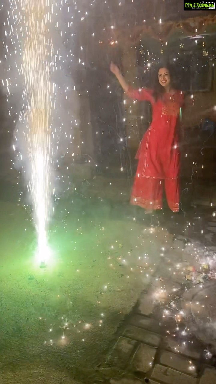 Maryam Zakaria Instagram - 🪔❤️#happydiwali #reels #reelitfeelit #fireworks