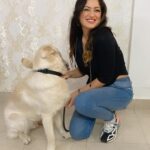 Maryam Zakaria Instagram - It’s not that easy to click pix with @rockycutie2021 but here we go 😂☺️ Happy 10months Rocky . #puppylove #puppy #goldenretriever #love #dog #cutnessoverload #smile #actress #model #influencer Mumbai, Maharashtra