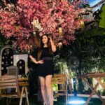 Maryam Zakaria Instagram - Pose it’s beautiful 😍💕🌸 . . #aboutlastnight #foo #cherryblossom #pose #glam #photoshoot #model #actress #influencer #maryamzakaria