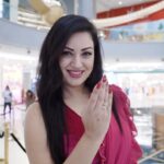 Maryam Zakaria Instagram - This festive season, we’re bringing rewards to #LightUp2022 🪔 When in Mumbai, my go-to destination for shopping has always been my favourite Phoenix @marketcitykurla . Apparel, accessories, jewellery, home decor and so much more; all from top global brands under one roof! No wonder I got spoilt for choice. If you’re yet to do your Diwali shopping, then what are you waiting for? Rush to Phoenix Marketcity, Mumbai right now and do your last-minute Diwali shopping from over 600+ brands! #MarketcityMumbai #Shopping #ShoppingMall #Diwali #DiwaliShopping #MumbaiMalls #LightUp2022 #MarketcityArt #reelsindia #reelitfeelit #reelswithmz #maryamzakaria #indianwear #happydhanteras