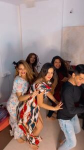 Maryam Zakaria Instagram - This is how we partyyyyy 💃🏻💃🏻💃🏻🥳😃
@mrinmaikolwalkar 
@praddysingh18 
@curvy_jaanvi_official 
@therealakshadapatel 
#reels #reelitfeelit #reelsinstagram #viral #new #trend #dance #friends #funtime #party