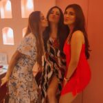 Maryam Zakaria Instagram - Last night was really amazing thank you my lovely friends, you made my birthday special 😘😘😘 @therealakshadapatel @praddysingh18 @shahinpink @curvy_jaanvi_official @mrinmaikolwalkar @claudiaciesla @amitsoni12 @natacha_de_sa @realaryanthakur #birthday #funtime #friends #motheandson #style #cake #outfit #fashion #model #actress #influencer Pink Wasabi