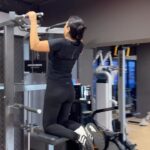 Maryam Zakaria Instagram - Let’s go! 💪 . . #workoutoftheday #gym ##backworkout #chestworkout #weightloss #reelitfeelit #reelswithmz #maryamzakaria