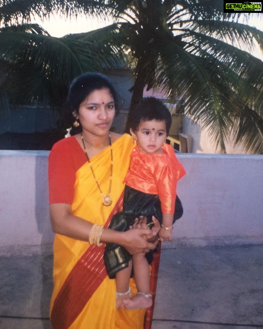Mirnalini Ravi Instagram - To the most Genuine,Generous,Righteous human i know ..Wishing you a Happy 50🎂❤️ Thank you for guiding & correcting & shaping me throughout & also for passing all the good genes to me 🧬 I love you mommy😘