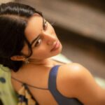 Mirnalini Ravi Instagram - Eye contact,Then a little smile 👀 @ivalinmabia @camerasenthil @saranyamakeupartistry @mani_stylist_ @rrajeshananda