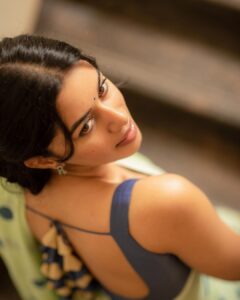 Mirnalini Ravi Instagram - Eye contact,Then a little smile 👀

@ivalinmabia
@camerasenthil
@saranyamakeupartistry
@mani_stylist_
 @rrajeshananda