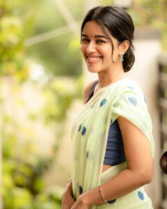 Mirnalini Ravi Instagram - Eye contact,Then a little smile 👀

@ivalinmabia
@camerasenthil
@saranyamakeupartistry
@mani_stylist_
 @rrajeshananda