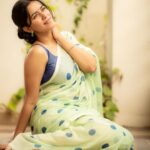 Mirnalini Ravi Instagram - Eye contact,Then a little smile 👀 @ivalinmabia @camerasenthil @saranyamakeupartistry @mani_stylist_ @rrajeshananda