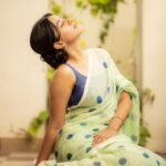 Mirnalini Ravi Instagram - Eye contact,Then a little smile 👀 @ivalinmabia @camerasenthil @saranyamakeupartistry @mani_stylist_ @rrajeshananda