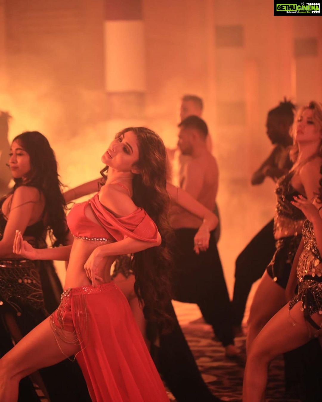 Mouni Roy Instagram - Something we shot two and half years back. Finally out tomo x #Fakeeran @tseries.official