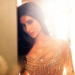 Mouni Roy Instagram - A saree girl forever 🌝 • • • • • Wearing :- @dilnazkarbhary Styling:- @rishika_devnani assistant stylist:- @stylebyvanshika Hair :- @chettiarqueensly Make-up : @mukeshpatilmakeup Mananaged by : @trishilagoculdas @dcatalent 📸:- @tejasnerurkarr