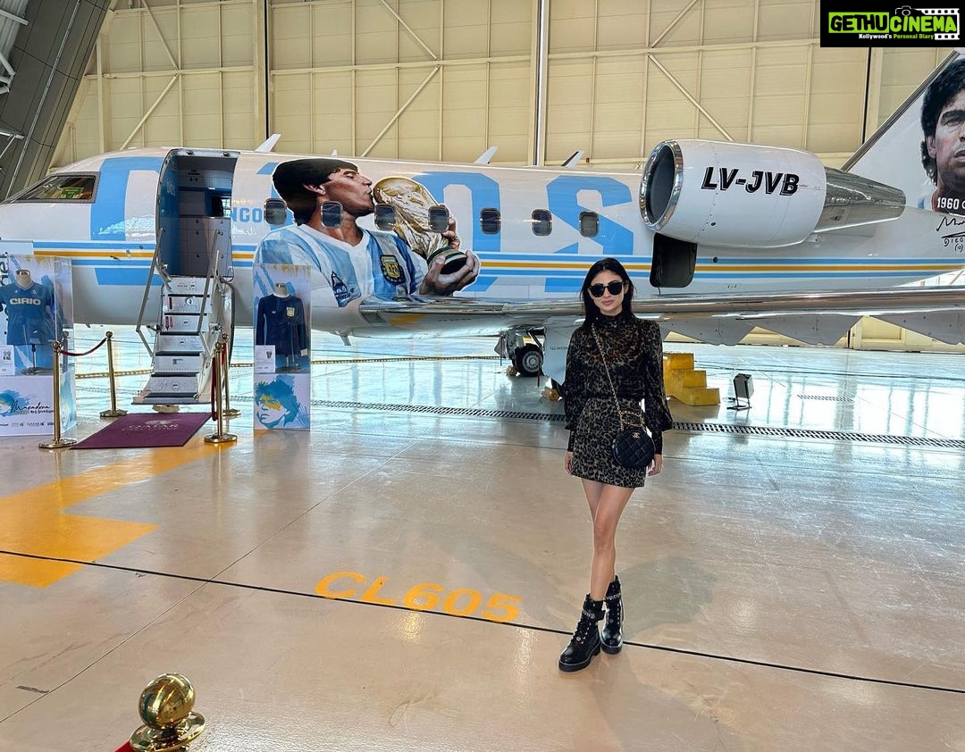Mouni Roy Instagram - Visit to the Maradona exhibition in Doha today- reliving Maradona! simply wow! @qatarairways @tenexperiencecollection @QatarAirways @Maradonafanfest @HIAQatar @QatarExecutive #Maradona #Qatar #FIFAWorldCup2022 #DohaDiaries