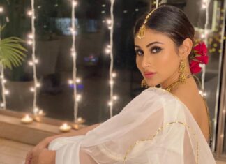 Mouni Roy Instagram - Always in my lane, minding my own business 💋