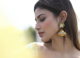 Mouni Roy Instagram - Always in my lane, minding my own business 💋