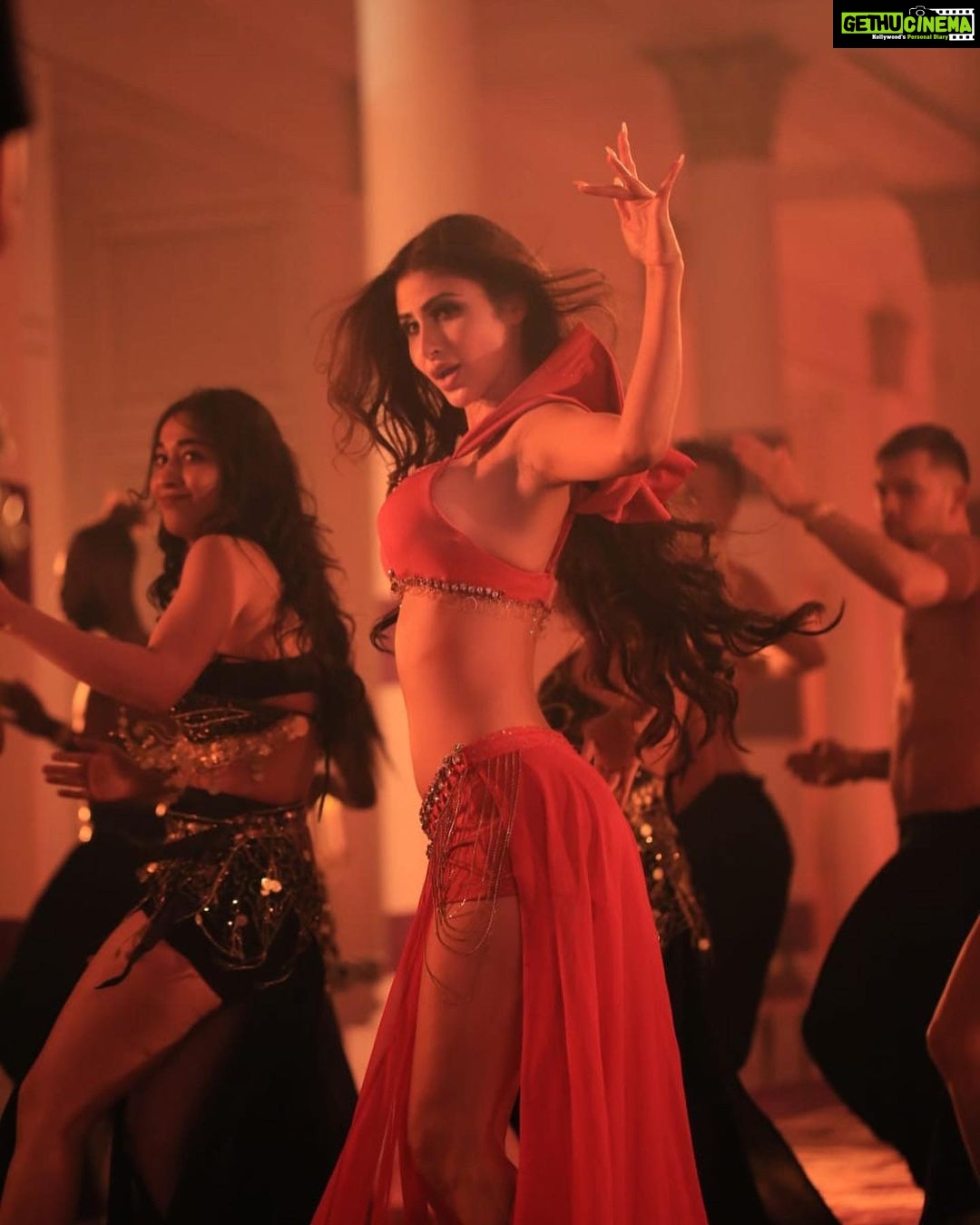 Mouni Roy Instagram - Something we shot two and half years back. Finally out tomo x #Fakeeran @tseries.official