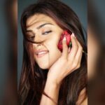 Naira Shah Instagram - 🌹🌹🌹 No makeup look continues #nairashah#2k22#september#rose#art#love#vibe#randoms#beurself Photography by @munnasphotography