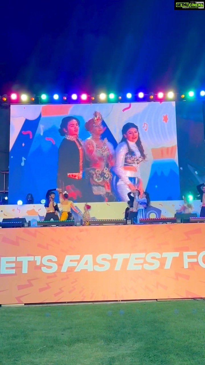 Naira Shah Instagram - You know I love to bust a groove wherever I go & here’s how it went in Dubai! Dubai, United Arab Emirates