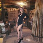 Naira Shah Instagram - Black defines me baby!! In and out😉 #sexy#blackslit#Augustfeels#partyvacay#goa#2k22#black#friends#nairashah🌟 Goa