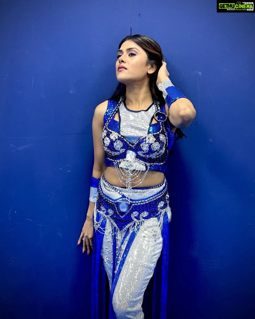 Naira Shah Instagram - Glammed up in glitters for a dazzling performance ✨ Dubai, United Arab Emirates