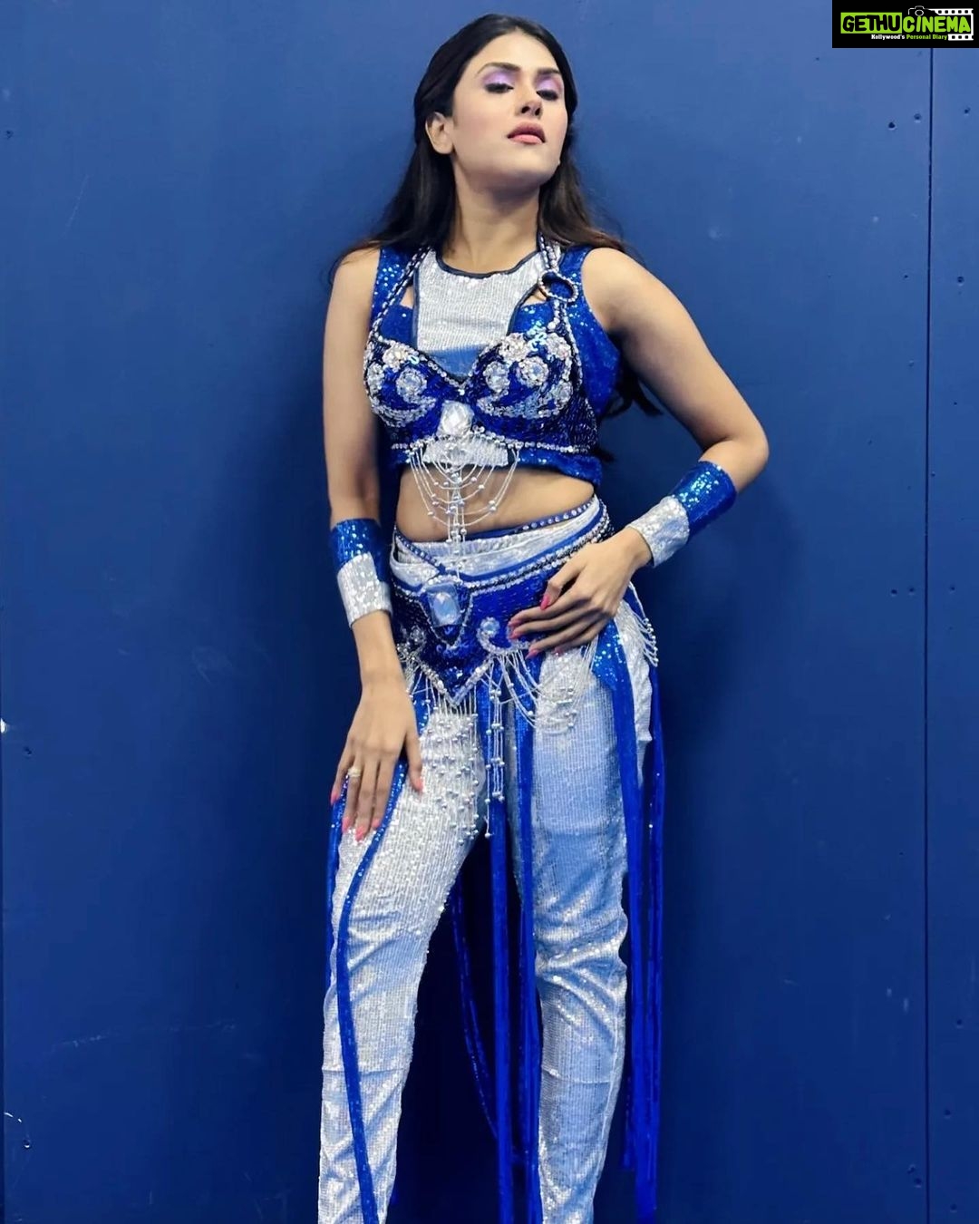 Naira Shah Instagram - Glammed up in glitters for a dazzling performance ✨ Dubai, United Arab Emirates