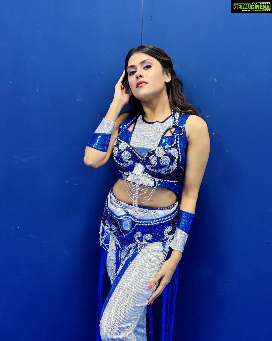 Naira Shah Instagram - Glammed up in glitters for a dazzling performance ✨ Dubai, United Arab Emirates