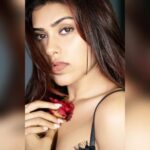 Naira Shah Instagram - 🌹🌹🌹 No makeup look continues #nairashah#2k22#september#rose#art#love#vibe#randoms#beurself Photography by @munnasphotography