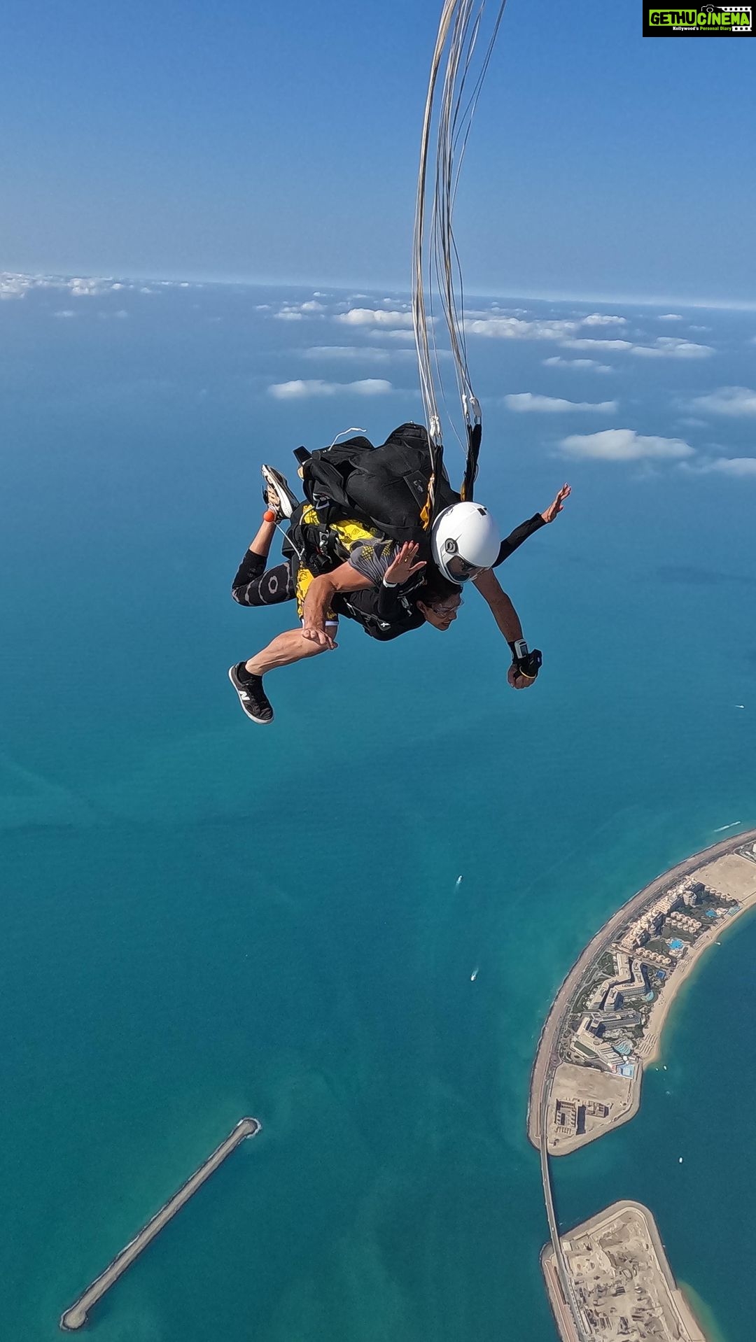 Naira Shah Instagram - Darr ke aage Jeet hai! Suna tha😝 Feel bhi Kar liya 🙈✅ #skydivedubai#loveadventure#adranlinerush#nairashah#2k22#dubailife#november#liveitup#daredeviledit It’s a fight against air hence the facial expressions🤪🙈 Palm Jumeirah Island