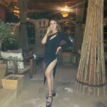 Naira Shah Instagram – Black defines me baby!! 
In and out😉
#sexy#blackslit#Augustfeels#partyvacay#goa#2k22#black#friends#nairashah🌟 Goa